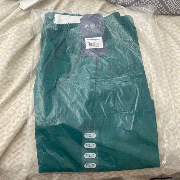 Cherokee Women's Workwear Elastic Waist Cargo Scrubs Pant - Picture 1 of 2